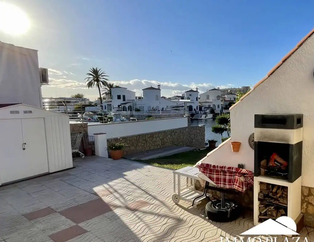 RESERVED! Beautiful single storey house, very sunny, 15m mooring, wide canal, 4 private parking spaces, pool possible!