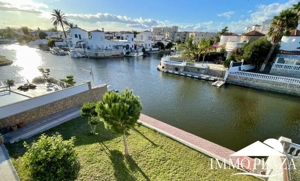 RESERVED! Beautiful single storey house, very sunny, 15m mooring, wide canal, 4 private parking spaces, pool possible!