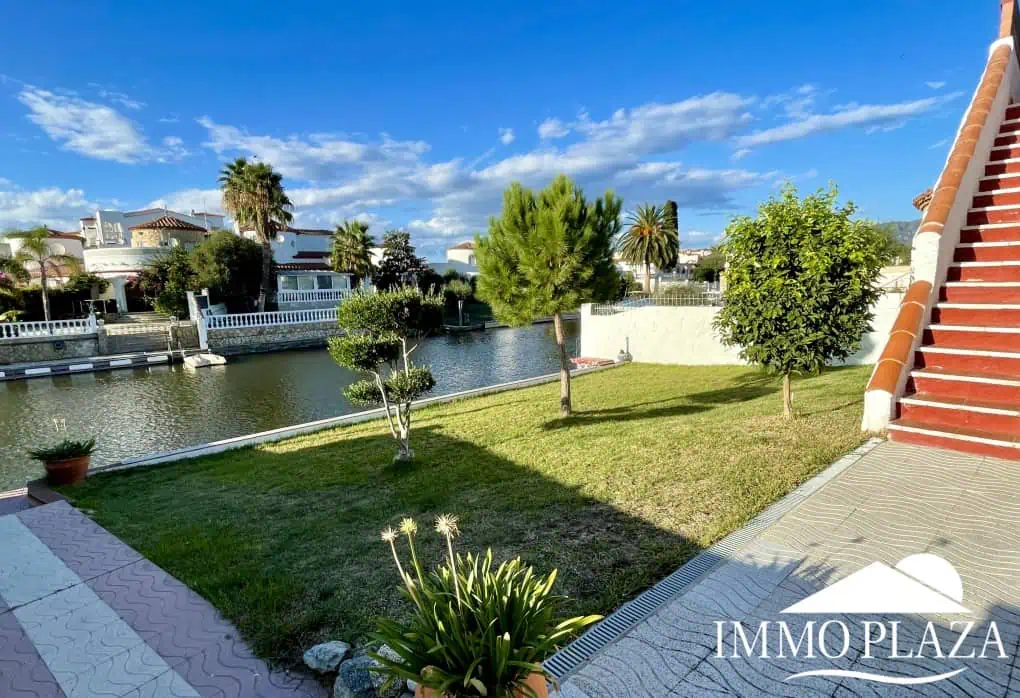 RESERVED! Beautiful single storey house, very sunny, 15m mooring, wide canal, 4 private parking spaces, pool possible!