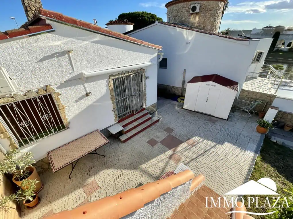 RESERVED! Beautiful single storey house, very sunny, 15m mooring, wide canal, 4 private parking spaces, pool possible!