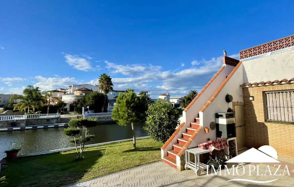 RESERVED! Beautiful single storey house, very sunny, 15m mooring, wide canal, 4 private parking spaces, pool possible!