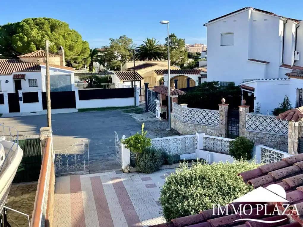 RESERVED! Beautiful single storey house, very sunny, 15m mooring, wide canal, 4 private parking spaces, pool possible!
