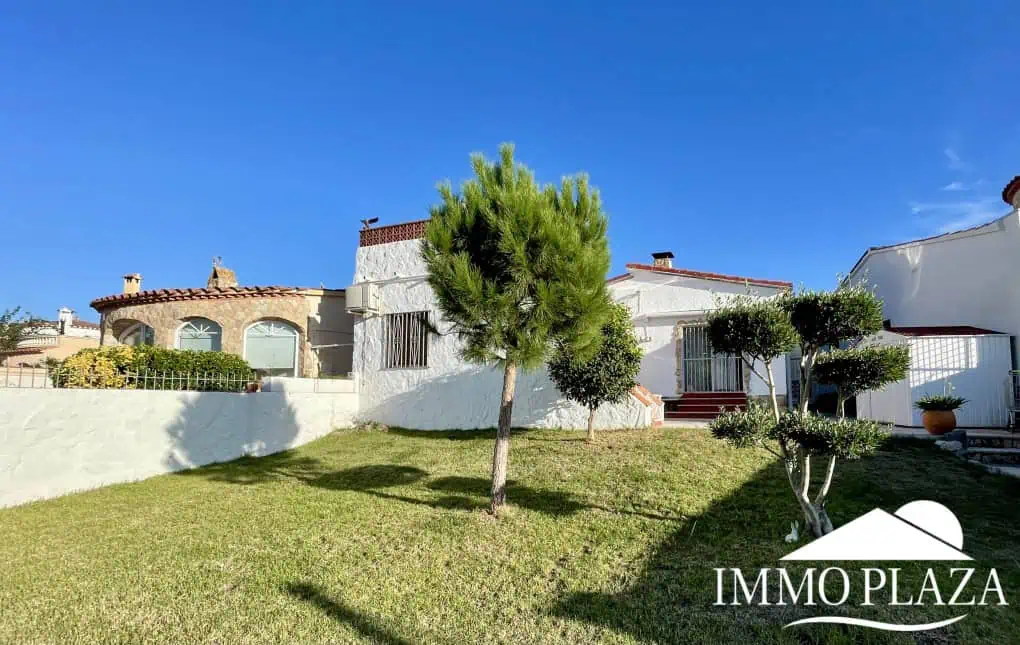 RESERVED! Beautiful single storey house, very sunny, 15m mooring, wide canal, 4 private parking spaces, pool possible!