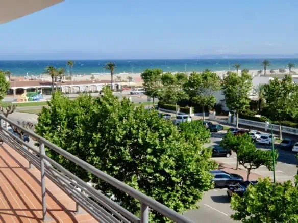 Beautiful and spacious apartment near the beach – 2 bedrooms – 45m2 terrace – Center of Empuriabrava, Costa Brava