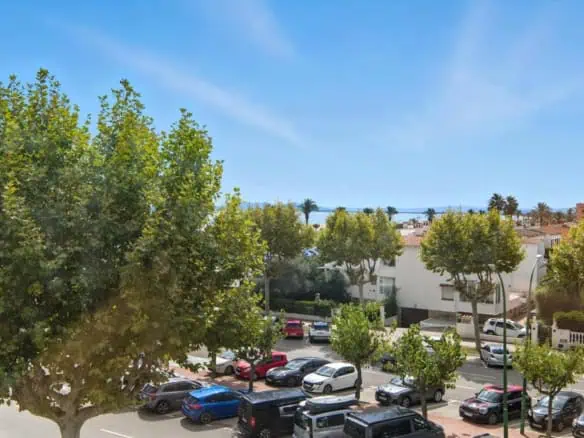 Spacious apartment with sea and canal views, 2 terraces and 2nd line of sea Empuriabrava – Costa Brava