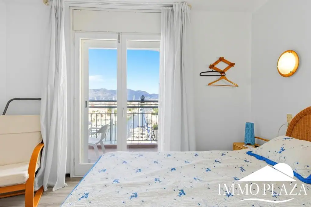 Spacious apartment with sea and canal views, 2 terraces and 2nd line of sea Empuriabrava – Costa Brava
