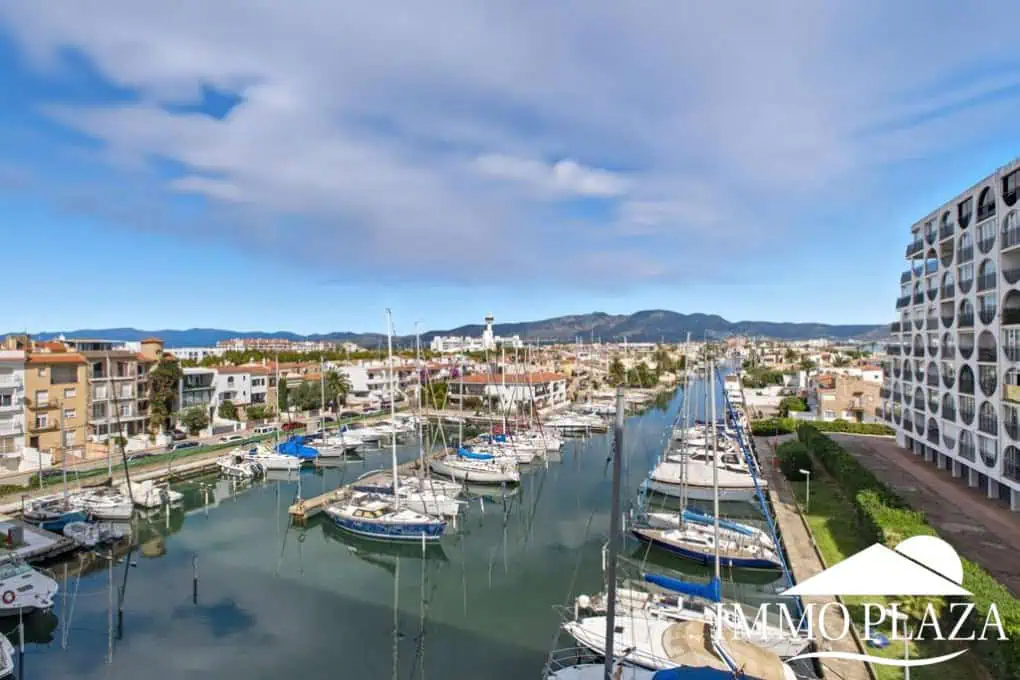 Spacious apartment with sea and canal views, 2 terraces and 2nd line of sea Empuriabrava – Costa Brava