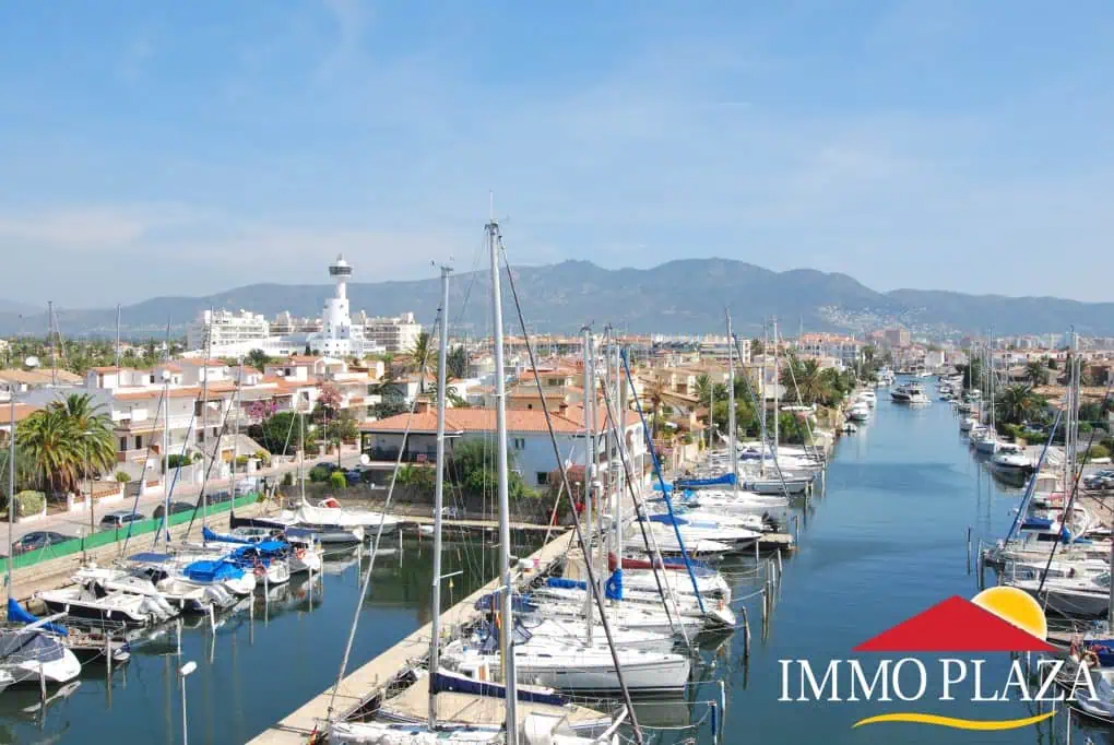 Spacious apartment with sea and canal views, 2 terraces and 2nd line of sea Empuriabrava – Costa Brava