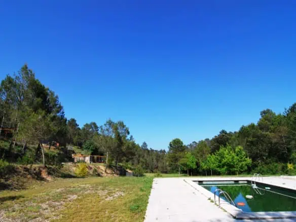 Idyllic valley with ruin, three wells and swimming pool, ideal for camping – Sant Llorenc de la Muga