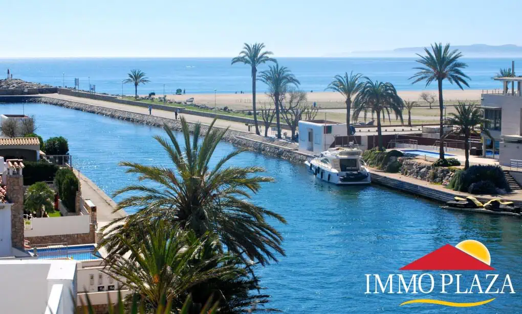 Splendid penthouse – duplex overlooking the sea and the bay of Roses, multiple terraces with Jacuzzi in Empuriabrava – Spain – photo 6