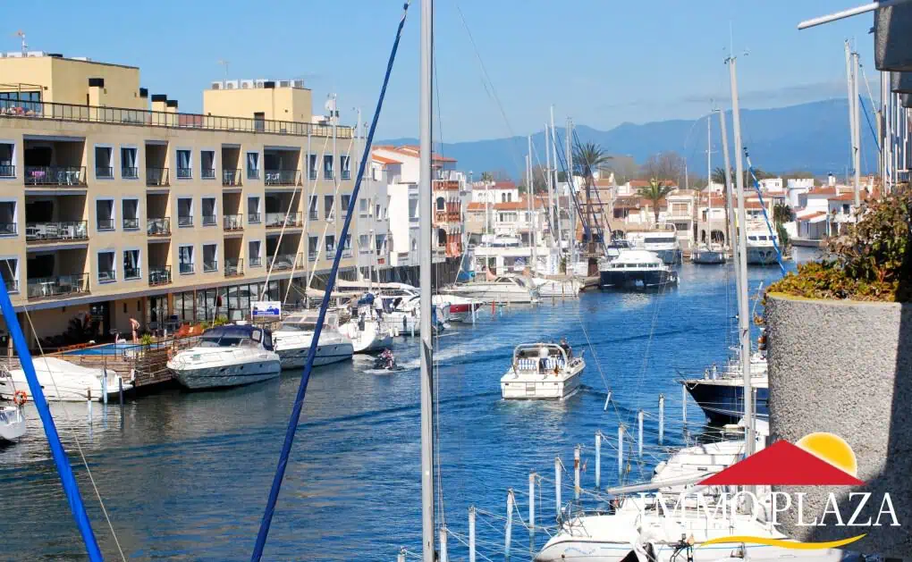 Splendid penthouse – duplex overlooking the sea and the bay of Roses, multiple terraces with Jacuzzi in Empuriabrava – Spain – photo 4