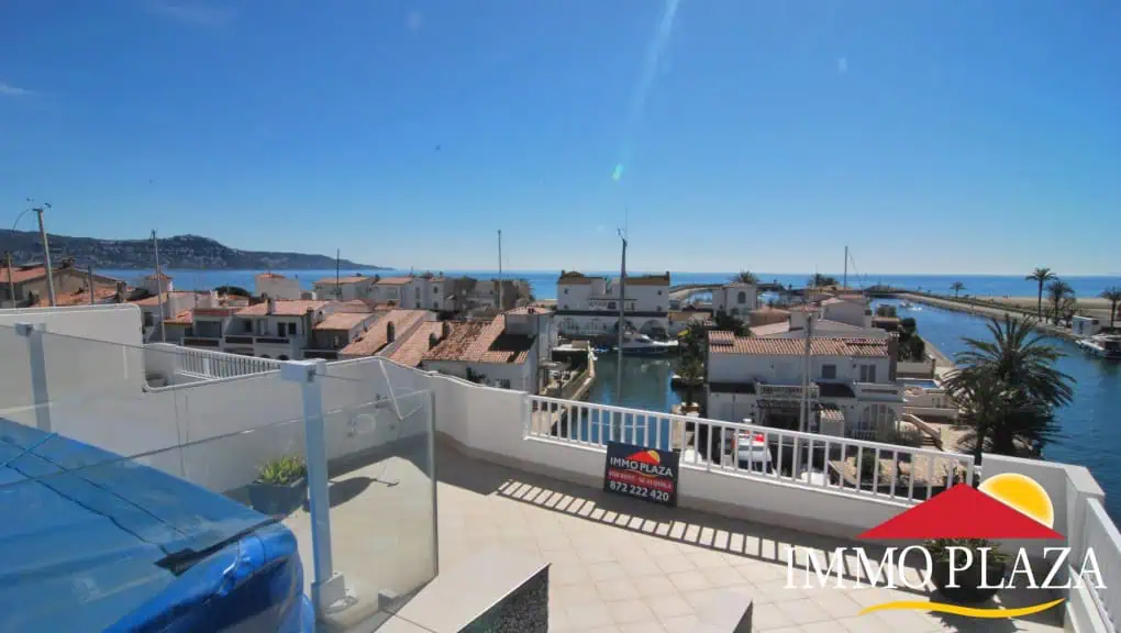 Splendid penthouse – duplex overlooking the sea and the bay of Roses, multiple terraces with Jacuzzi in Empuriabrava – Spain – photo 2