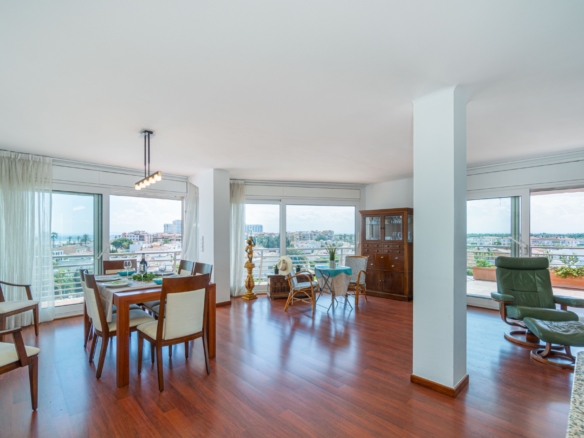 Sea view corner apartment (170m2) next to the beach, in the center of Empuriabrava. TOURIST LICENCE. 2 bedrooms, 60m2 terraces!