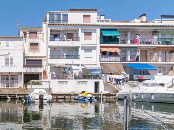 Canal view apartment, 3 bedrooms, 2 bathrooms, underground parking and private mooring, close to the beach and city center!