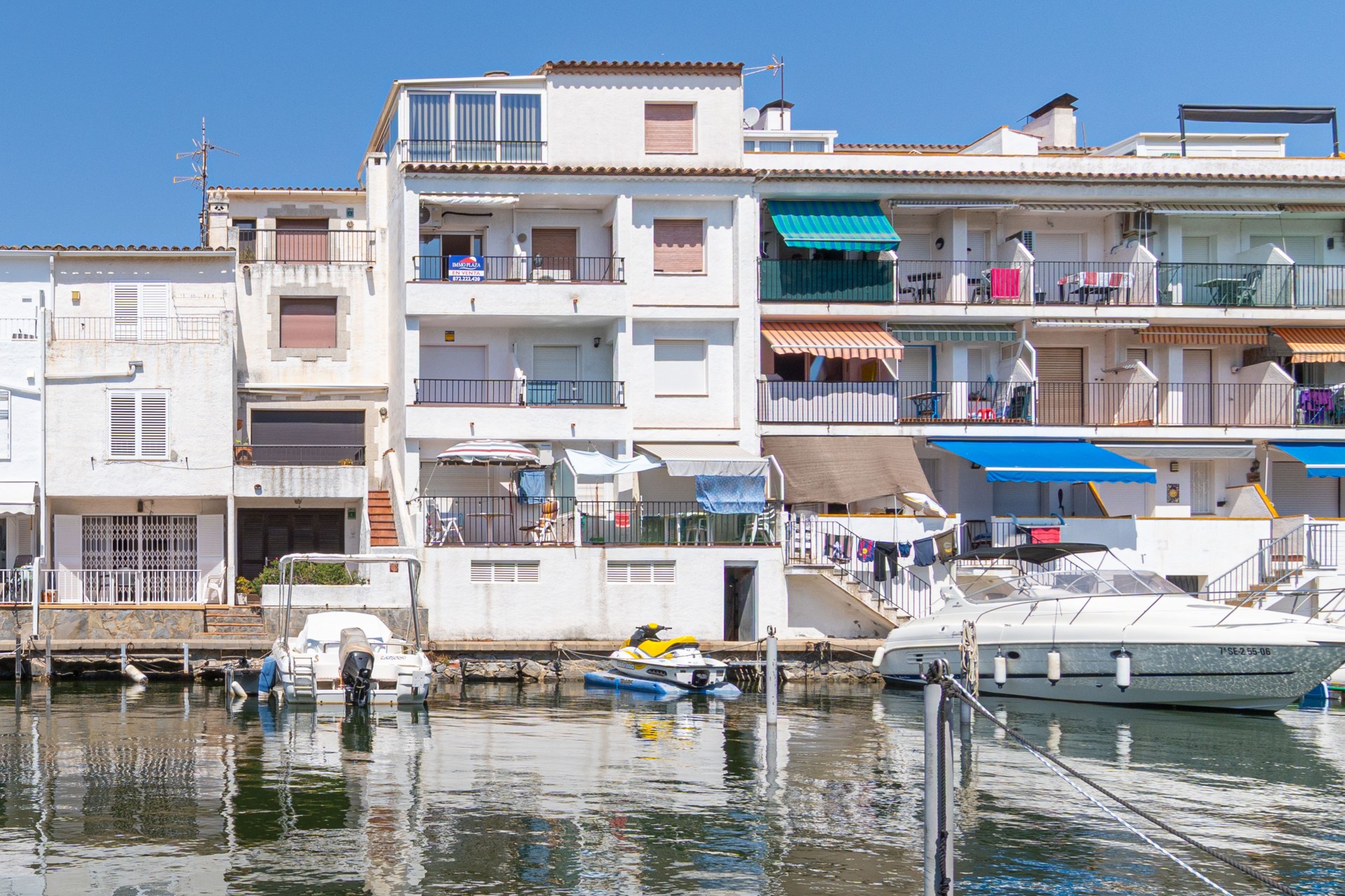 Canal view apartment, 3 bedrooms, 2 bathrooms, underground parking and private mooring, close to the beach and city center!