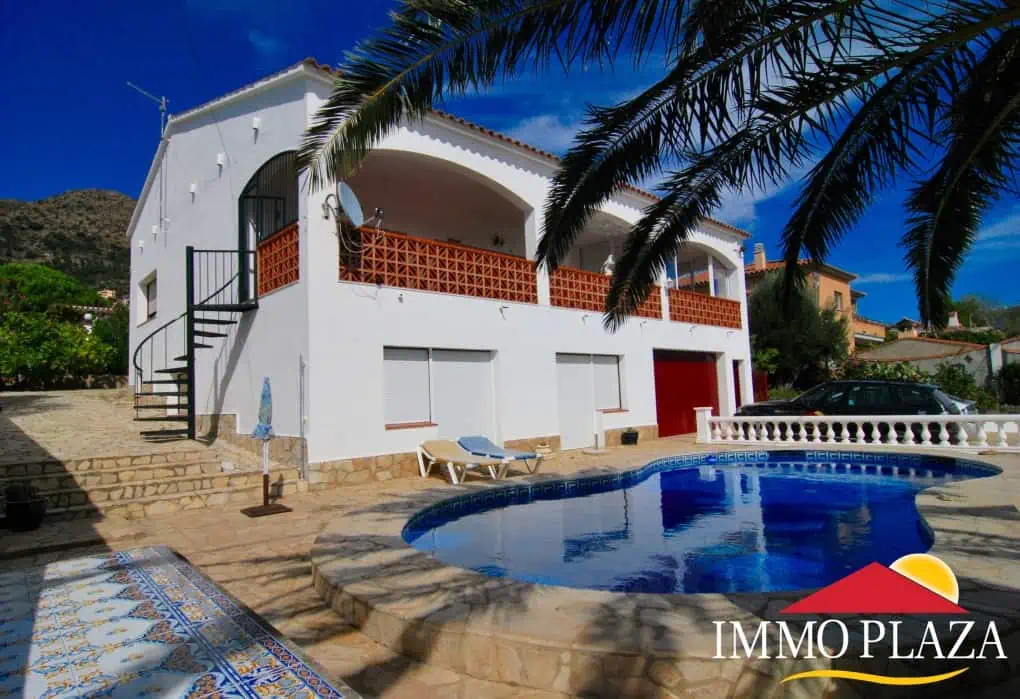 Spacious south facing villa with 4 bedrooms, pool and views of the Bay of Roses – Costa Brava – Spain – photo 6