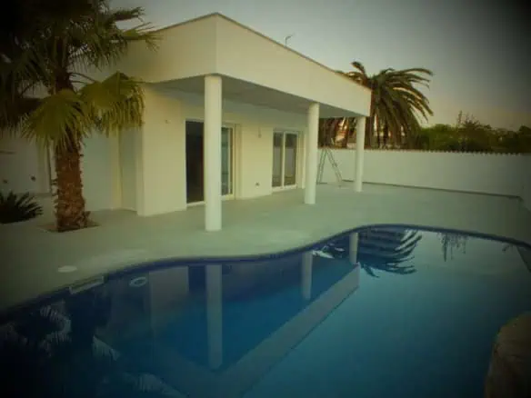 New construction: storey Villa with pool, near the city center of Empuriabrava – Catalonia