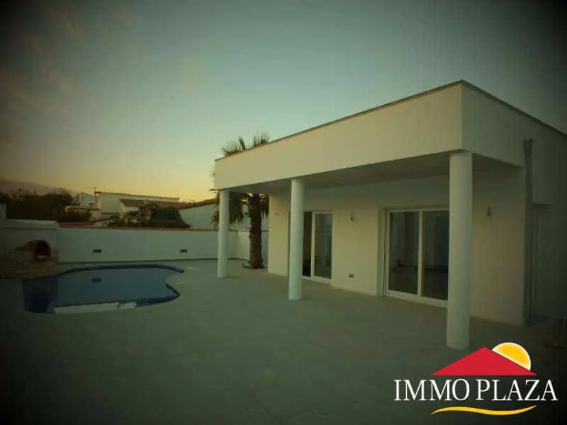 New construction: storey Villa with pool, near the city center of Empuriabrava – Catalonia – photo 2