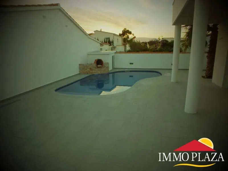 New construction: storey Villa with pool, near the city center of Empuriabrava – Catalonia – photo 4