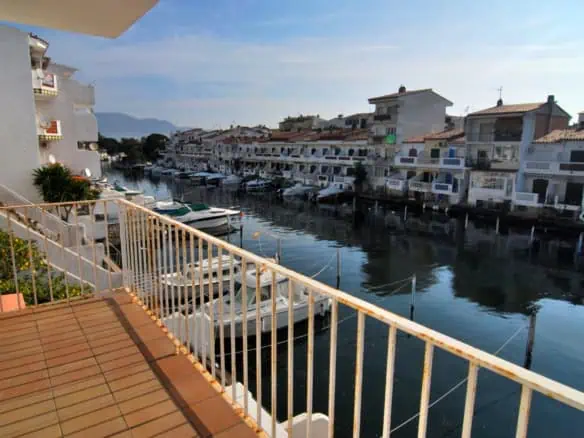 RESERVED: 2 Bedrooms apartment with views on the canal, 10 min. walk from the beach of Empuriabrava – Costa Brava