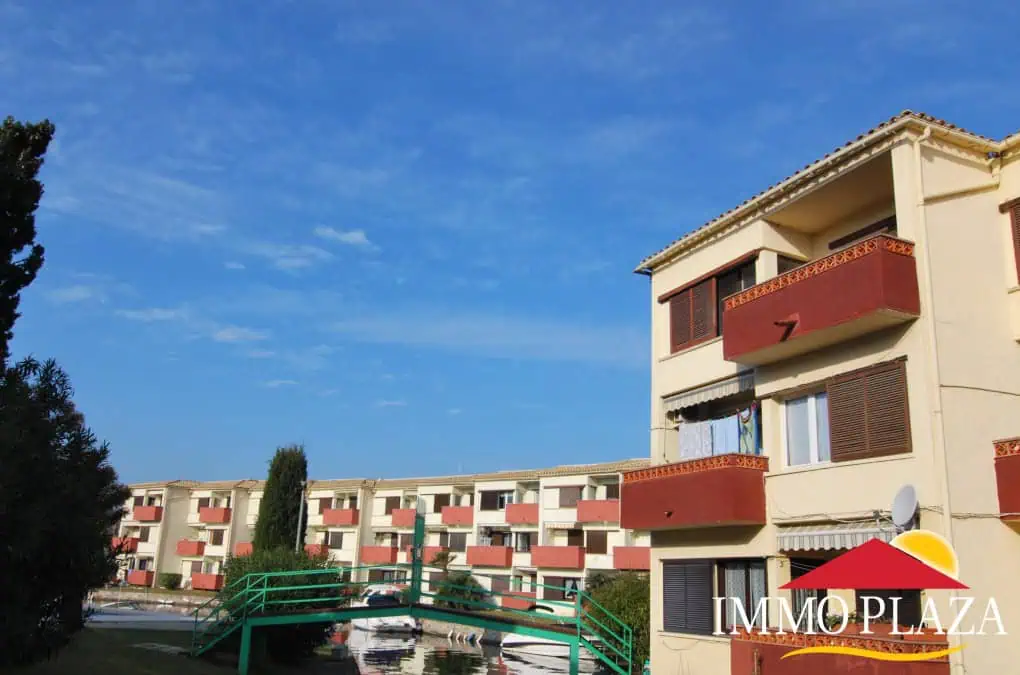 Reserved: 3 bedroom apartment with views on the canal (to renovate),parking, communal pool and mooring – Empuriabrava – Costa Brava – photo 3
