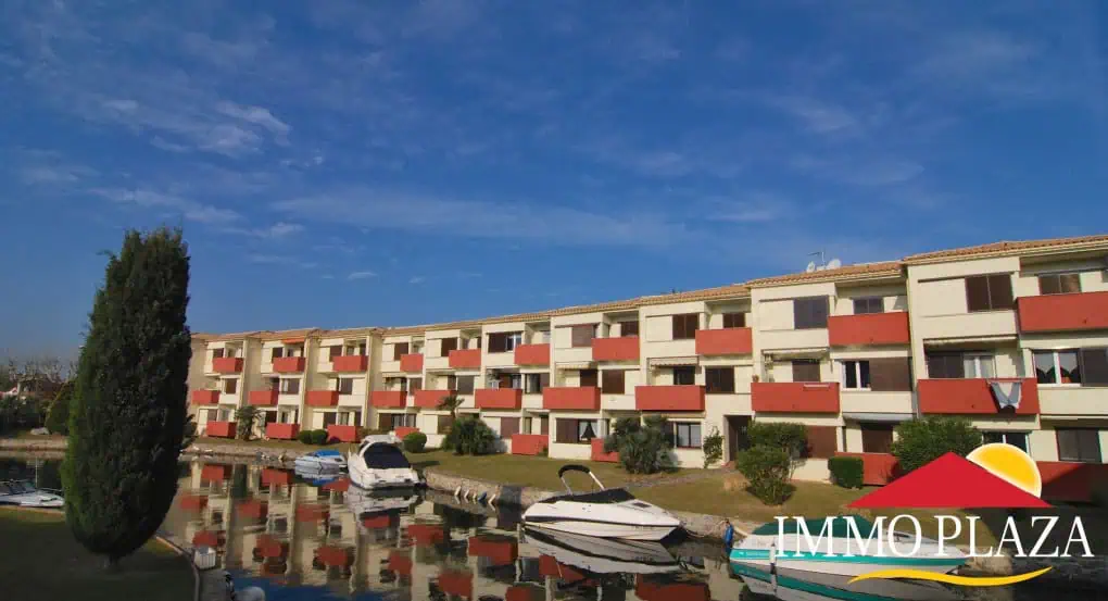 Reserved: 3 bedroom apartment with views on the canal (to renovate),parking, communal pool and mooring – Empuriabrava – Costa Brava – photo 2