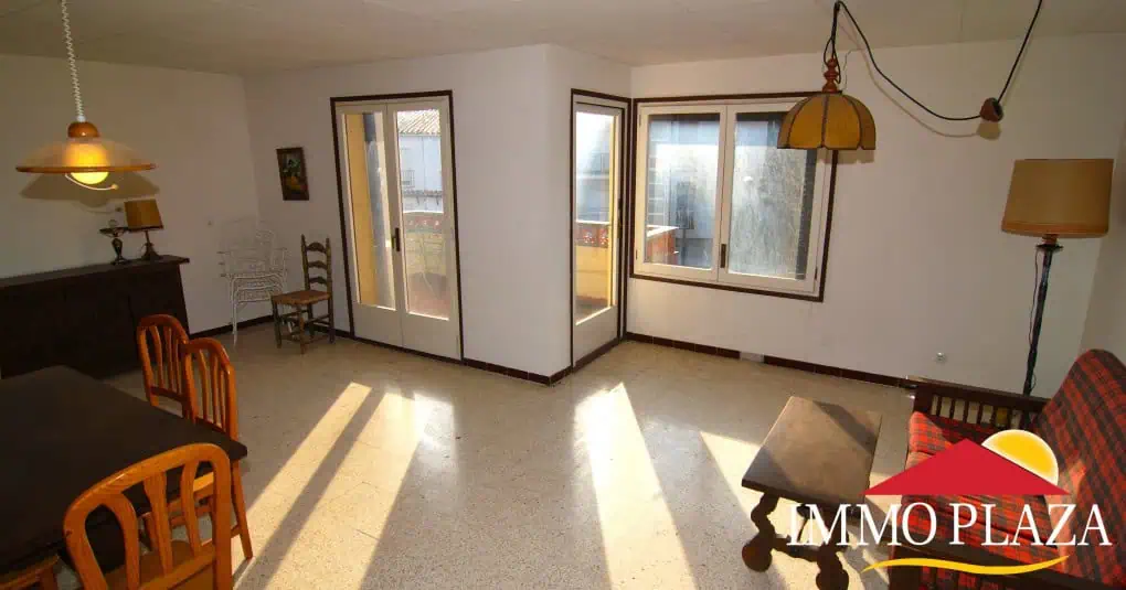 Reserved: 3 bedroom apartment with views on the canal (to renovate),parking, communal pool and mooring – Empuriabrava – Costa Brava – photo 5