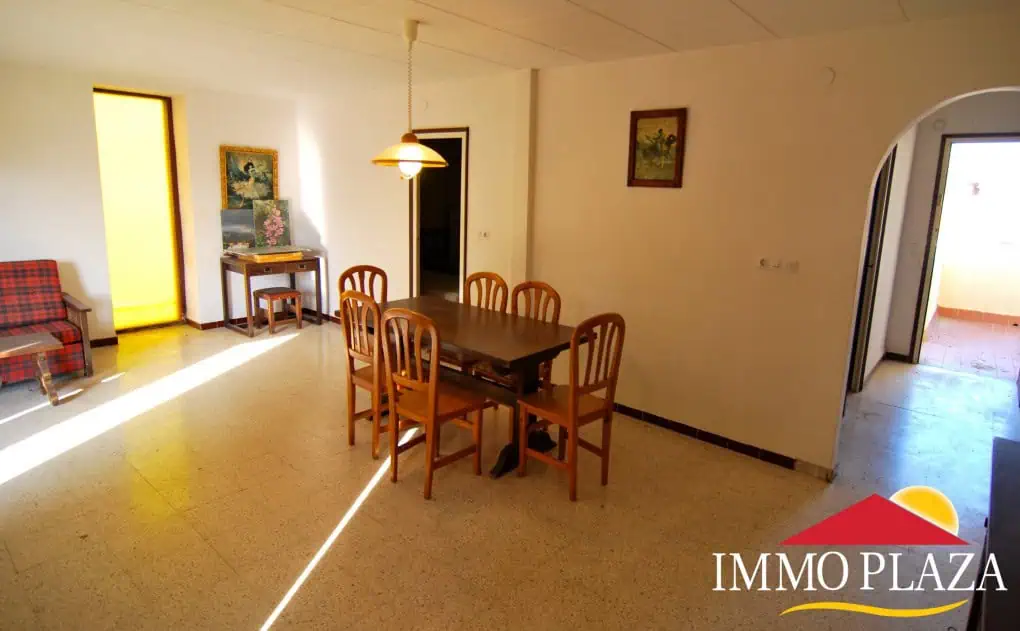 Reserved: 3 bedroom apartment with views on the canal (to renovate),parking, communal pool and mooring – Empuriabrava – Costa Brava – photo 4