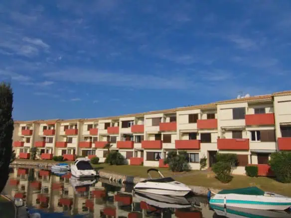 Reserved: 3 bedroom apartment with views on the canal (to renovate),parking, communal pool and mooring – Empuriabrava – Costa Brava
