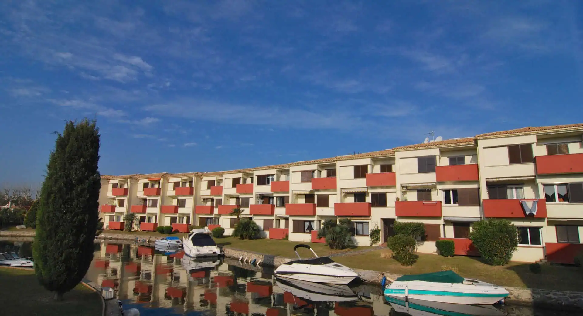 02042016125516_213 Reserved: 3 bedroom apartment with views on the canal (to renovate),parking, communal pool and mooring – Empuriabrava – Costa Brava