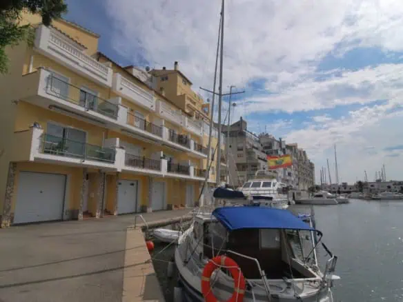 Bright and modern corner apartment with sailboat berth and private garage at the Port Grec – Empuriabrava