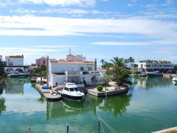 Sunny corner apartment with stunning views on the canals of Empuriabrava, close to Rubina-beach
