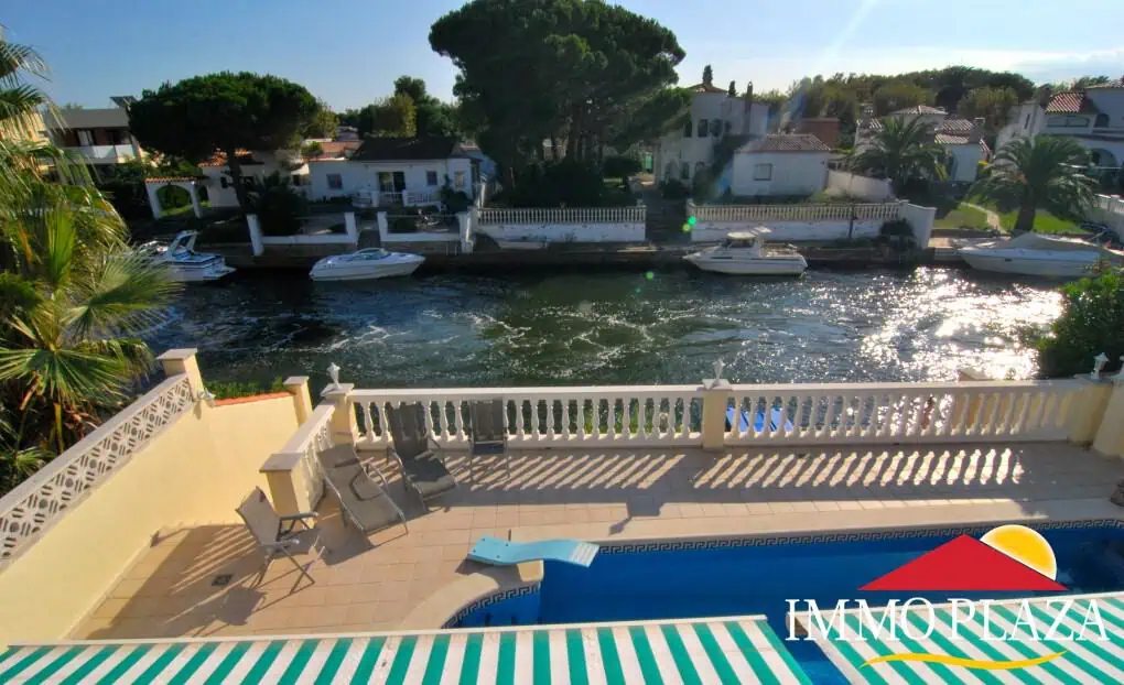 RESERVED: Beautiful south facing villa with 2 independent apartments and a mooring of 14x4M, on the Grand Canal Empuriabrava – Costa Brava North – photo 4
