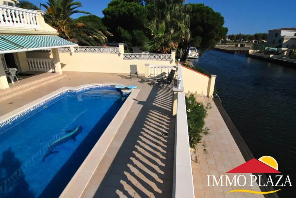RESERVED: Beautiful south facing villa with 2 independent apartments and a mooring of 14x4M, on the Grand Canal Empuriabrava – Costa Brava North – photo 3