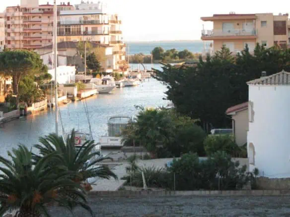 Nice apartment with 2 bedrooms, overlooking the canal and the sea, 5 mins from the beach – Roses – Costa Brava