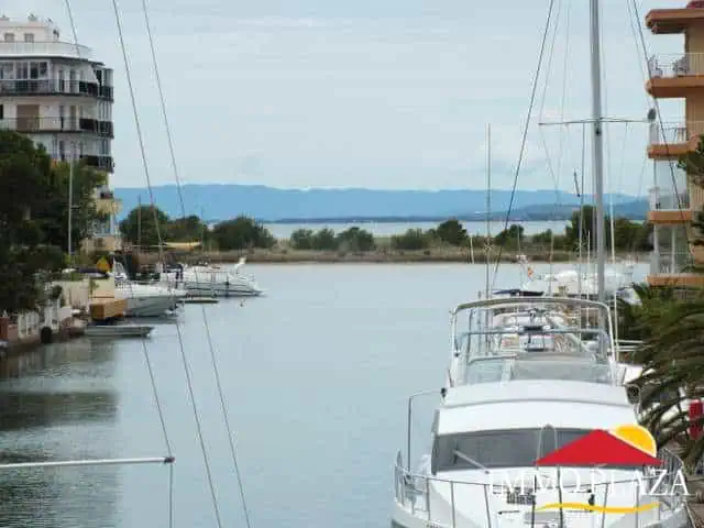 Nice apartment with 2 bedrooms, overlooking the canal and the sea, 5 mins from the beach – Roses – Costa Brava – photo 6