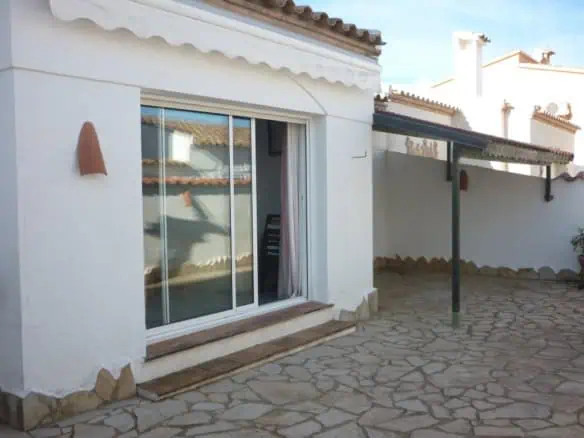 House with 3 bedrooms, private mooring of 10m, next to shops – Empuriabrava – Costa Brava