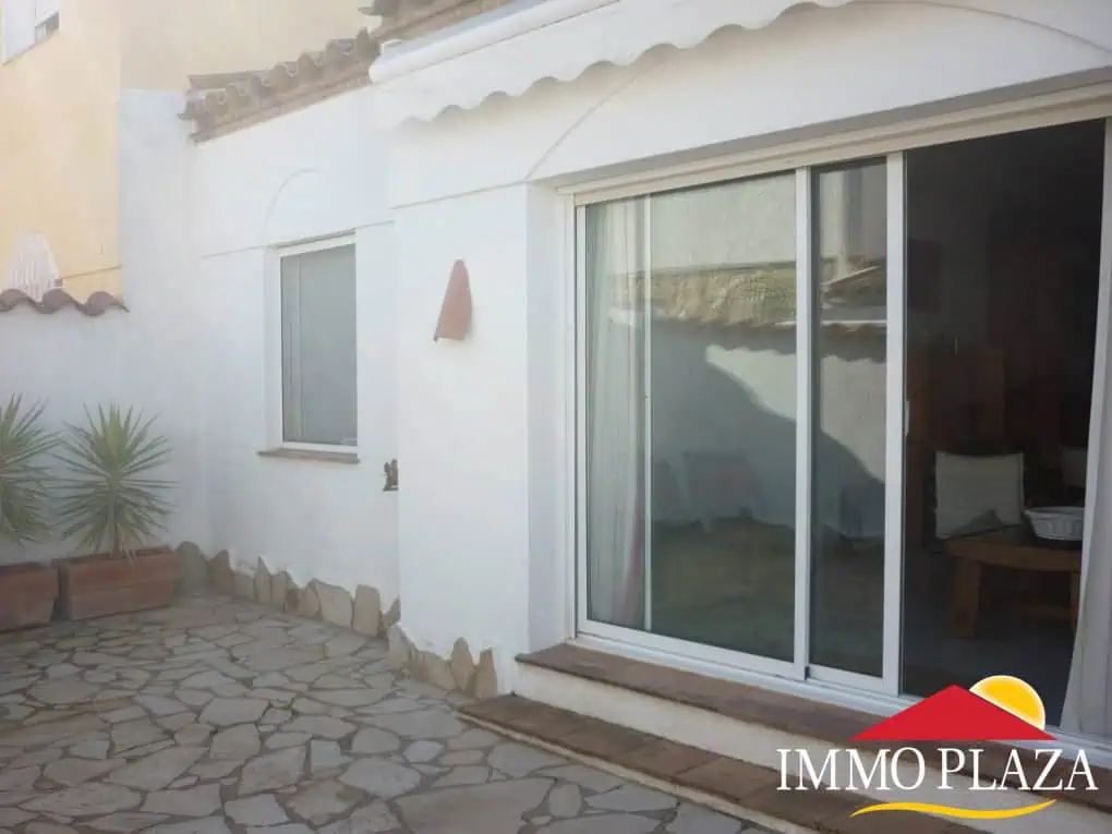 House with 3 bedrooms, private mooring of 10m, next to shops – Empuriabrava – Costa Brava – photo 5