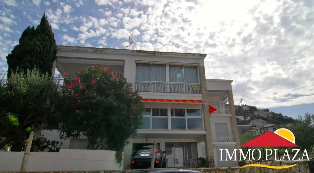 Second line of the sea, in a small building, modern apartment with an independent studio and private parking, in Roses – Spain – photo 3