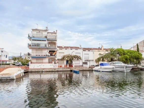 Fisherman house surrounded by the canals, 12x4m mooring and large storage – Empuriabrava – Spain