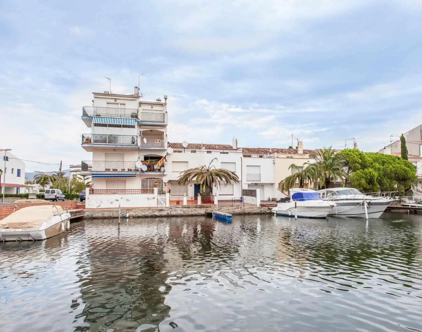 Fisherman house surrounded by the canals, 12x4m mooring and large storage – Empuriabrava – Spain