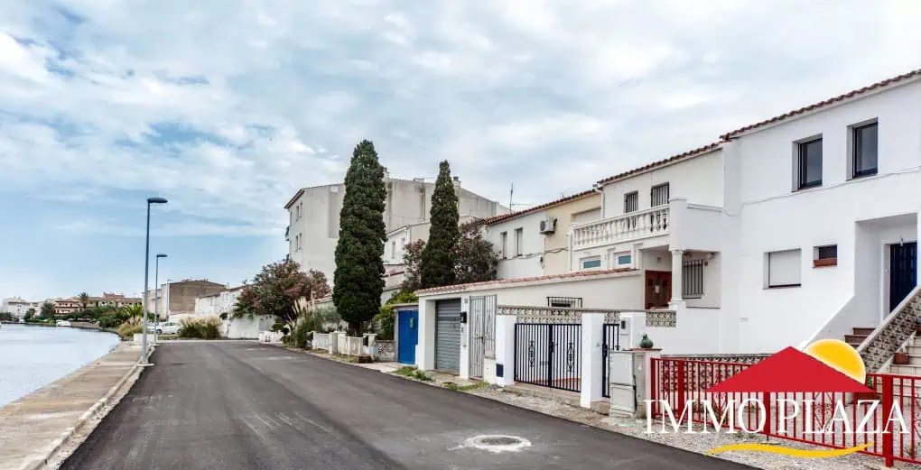 Fisherman house surrounded by the canals, 12x4m mooring and large storage – Empuriabrava – Spain – photo 6