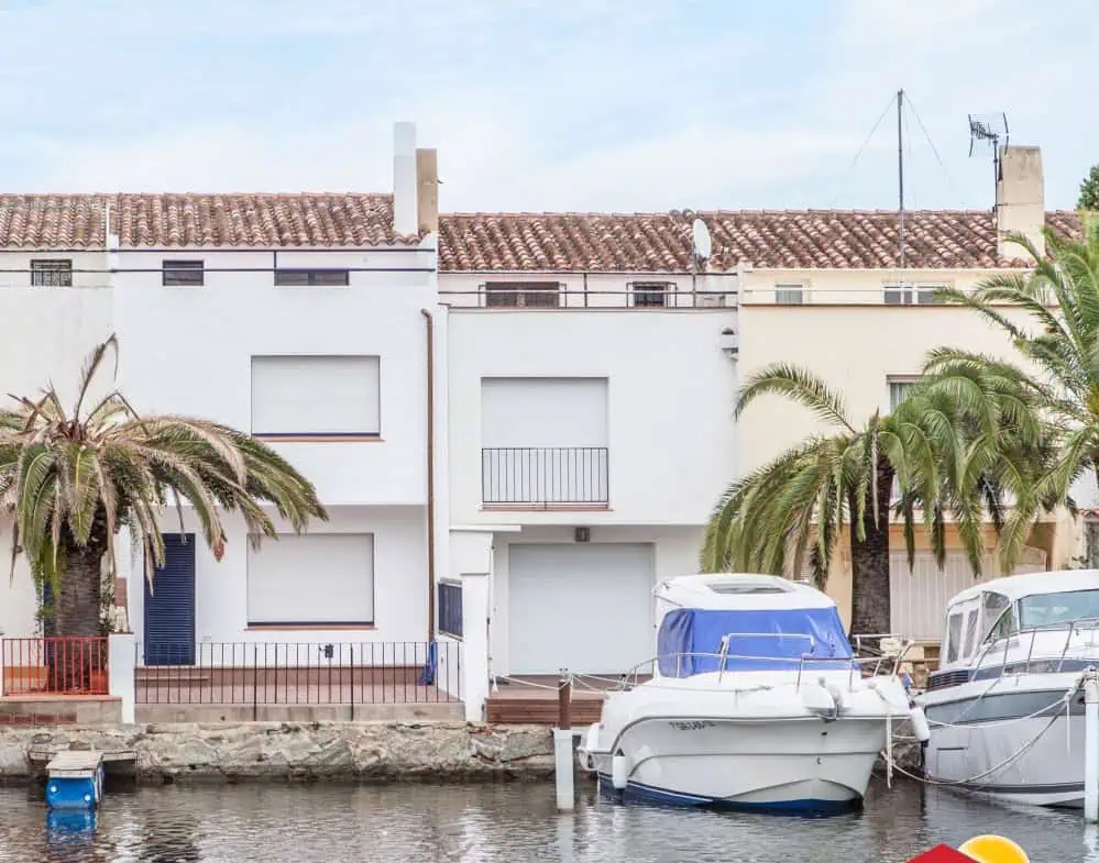Fisherman house surrounded by the canals, 12x4m mooring and large storage – Empuriabrava – Spain – photo 2