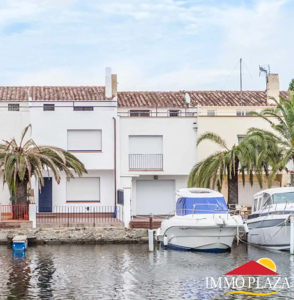 Fisherman house surrounded by the canals, 12x4m mooring and large storage – Empuriabrava – Spain – photo 2