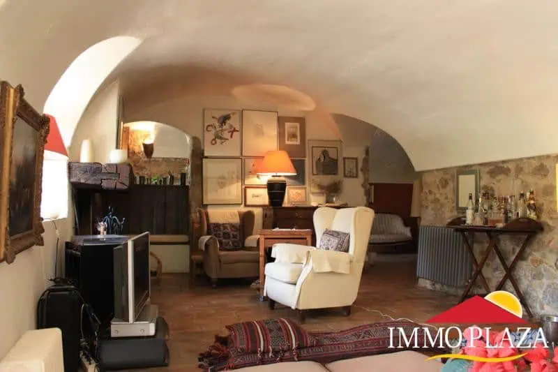 Masia of the XVIe century completely renovated with 5 bedrooms, swimming pool – Llado – Alt Emporda – Costa Brava – photo 3