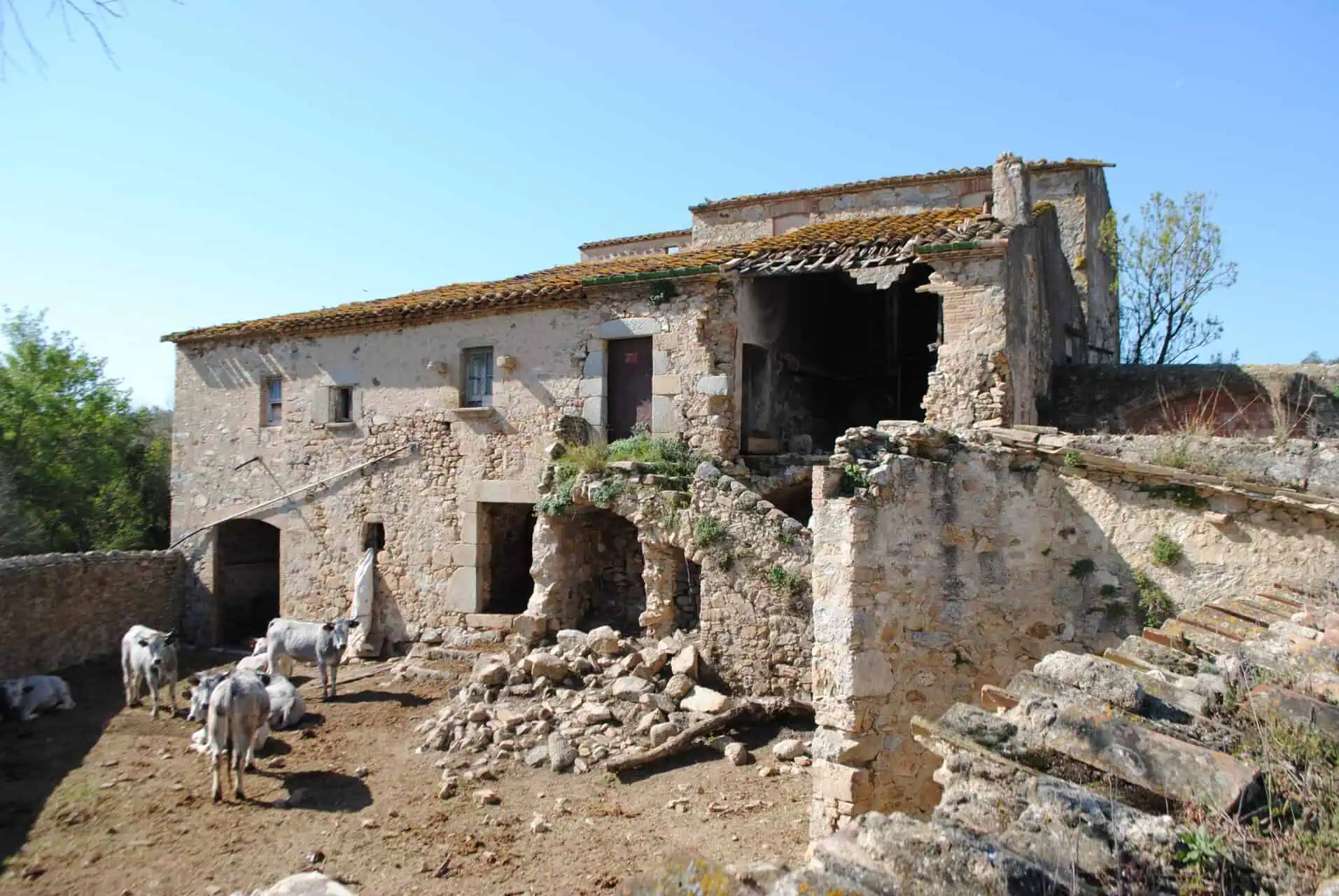 Masia to renovate, on a plot of 35 hectares, 9 km from the border – Alt Emporda – Catalonia