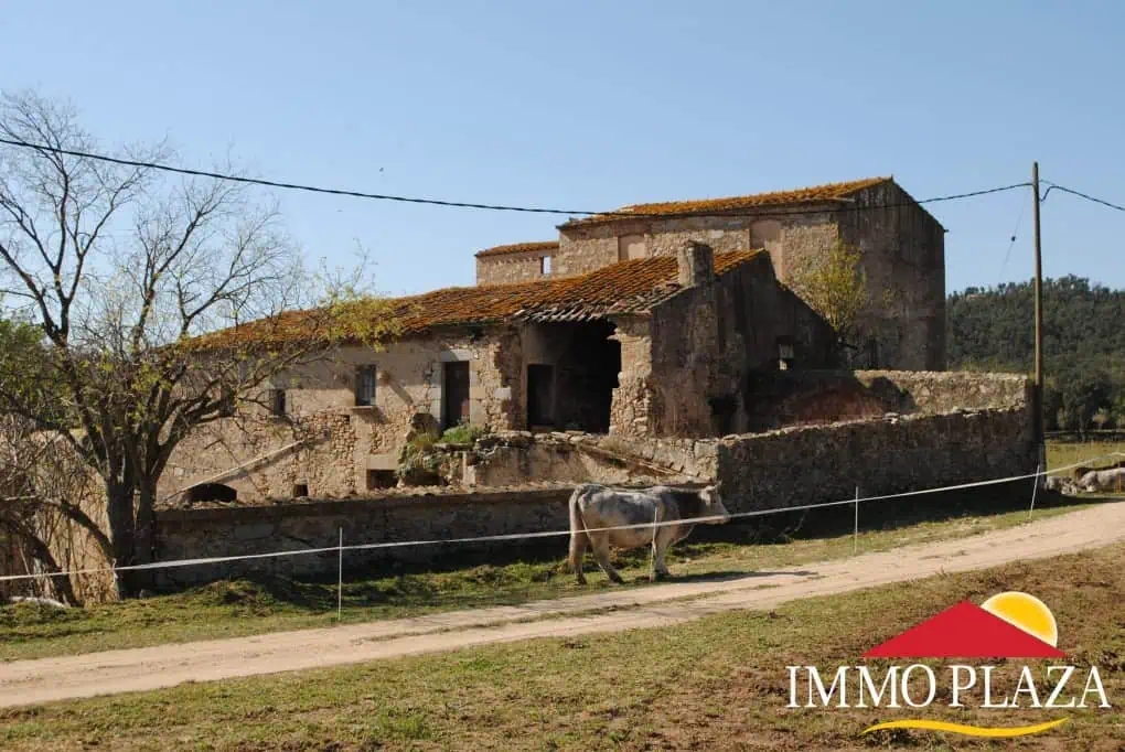 Masia to renovate, on a plot of 35 hectares, 9 km from the border – Alt Emporda – Catalonia – photo 3