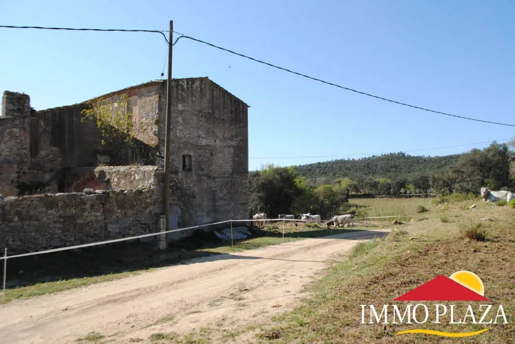 Masia to renovate, on a plot of 35 hectares, 9 km from the border – Alt Emporda – Catalonia – photo 2
