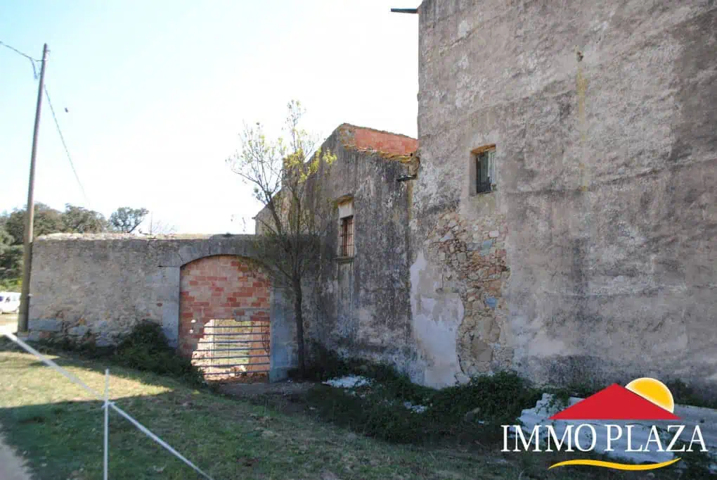 Masia to renovate, on a plot of 35 hectares, 9 km from the border – Alt Emporda – Catalonia – photo 4