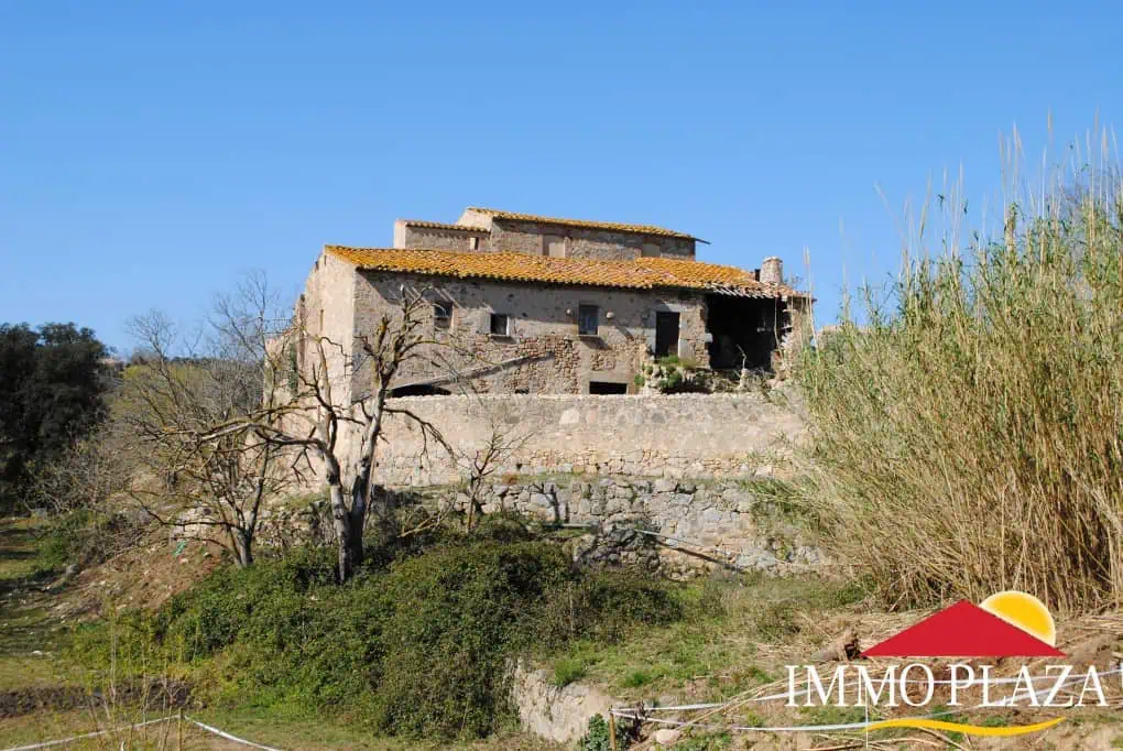 Masia to renovate, on a plot of 35 hectares, 9 km from the border – Alt Emporda – Catalonia – photo 5